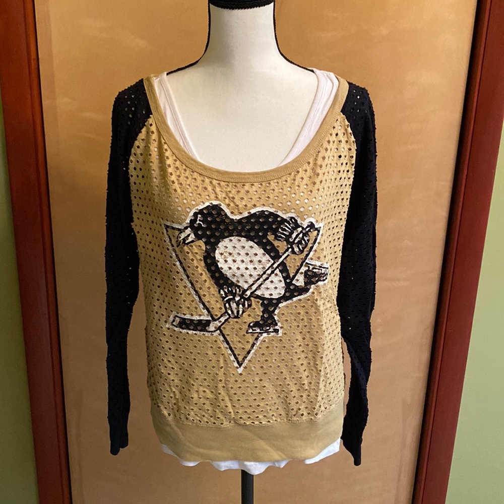 Womens XL Pittsburgh Penguins top with tank. Sold as a set.